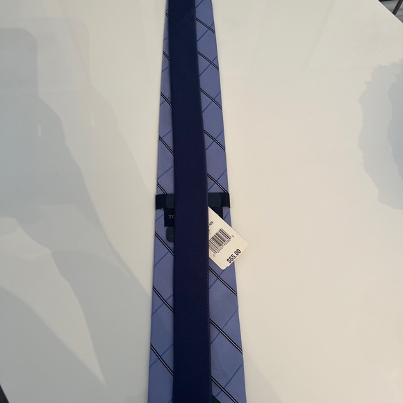 New with tags!! Men’s Tommy Hilfiger silk tie blue - Picture 2 of 4